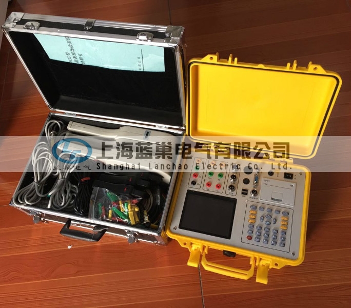 三相電能表現(xiàn)場(chǎng)校驗(yàn)儀采用大屏幕彩色液晶作為顯示器，全中文圖形化操作界面并配有漢字提示信息、多參量顯示的液晶顯示界面，人機(jī)對(duì)話(huà)界面友好，向量圖顯示及接線(xiàn)判斷為檢查電路的正確性提供了可靠的依據(jù)。